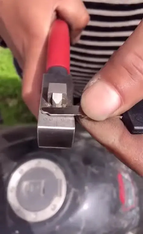 Plant City Lock & Key 2 Automotive Plant City locksmith unlocking a car door and replacing lost car keys